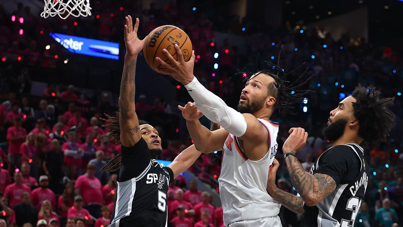 Brunson keys late surge as Knicks steal Game 1 in San Antonio