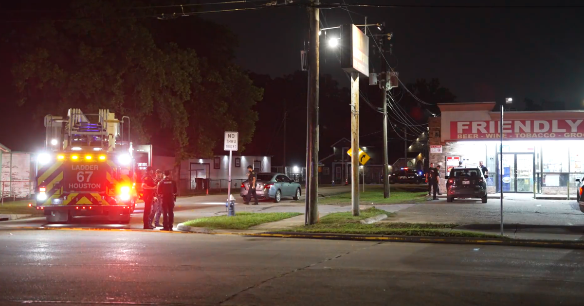 Acres Homes shooting: 3 injured in drive-by outside convenience store