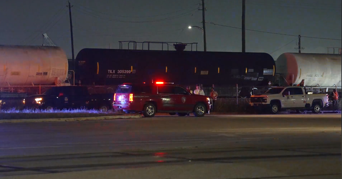 7 train cars derailed in east Houston while carrying grain, BNSF says