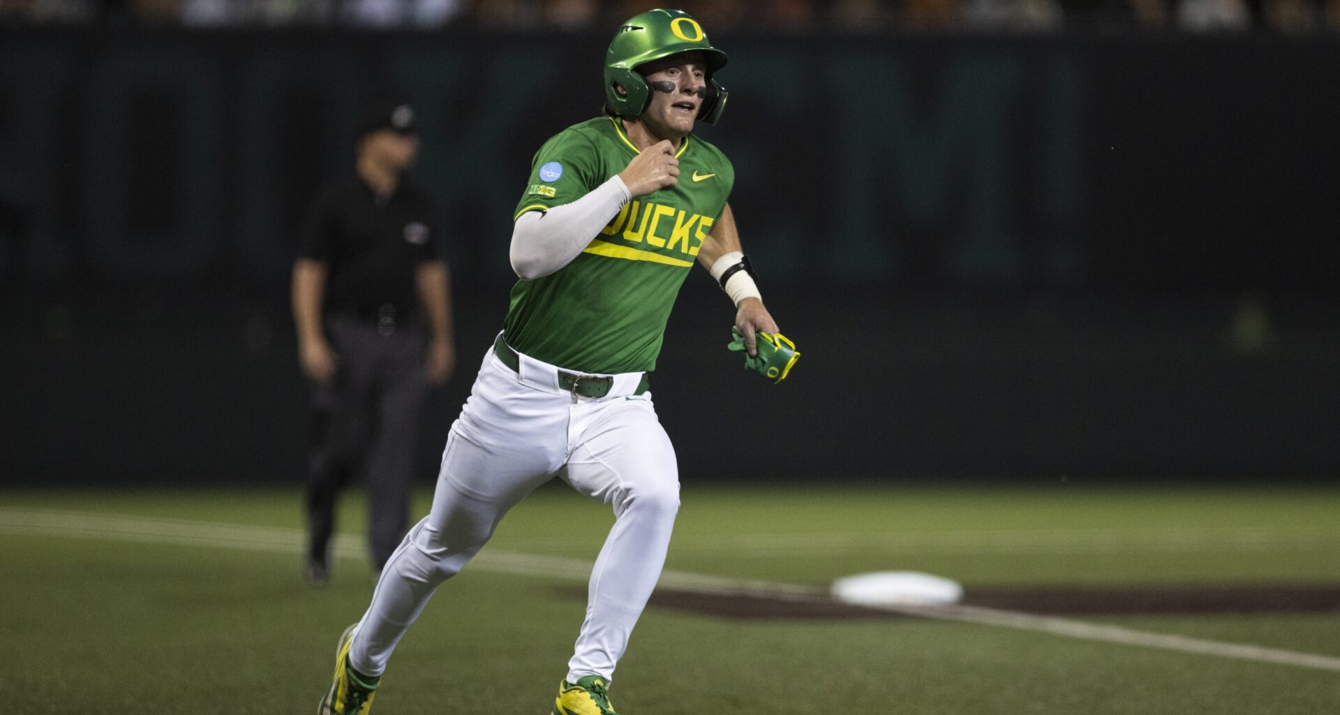 Texas beats Oregon to sweep Super Regional: Live updates recap