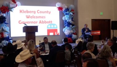 Gov. Greg Abbott rallies Kleberg County Republicans
