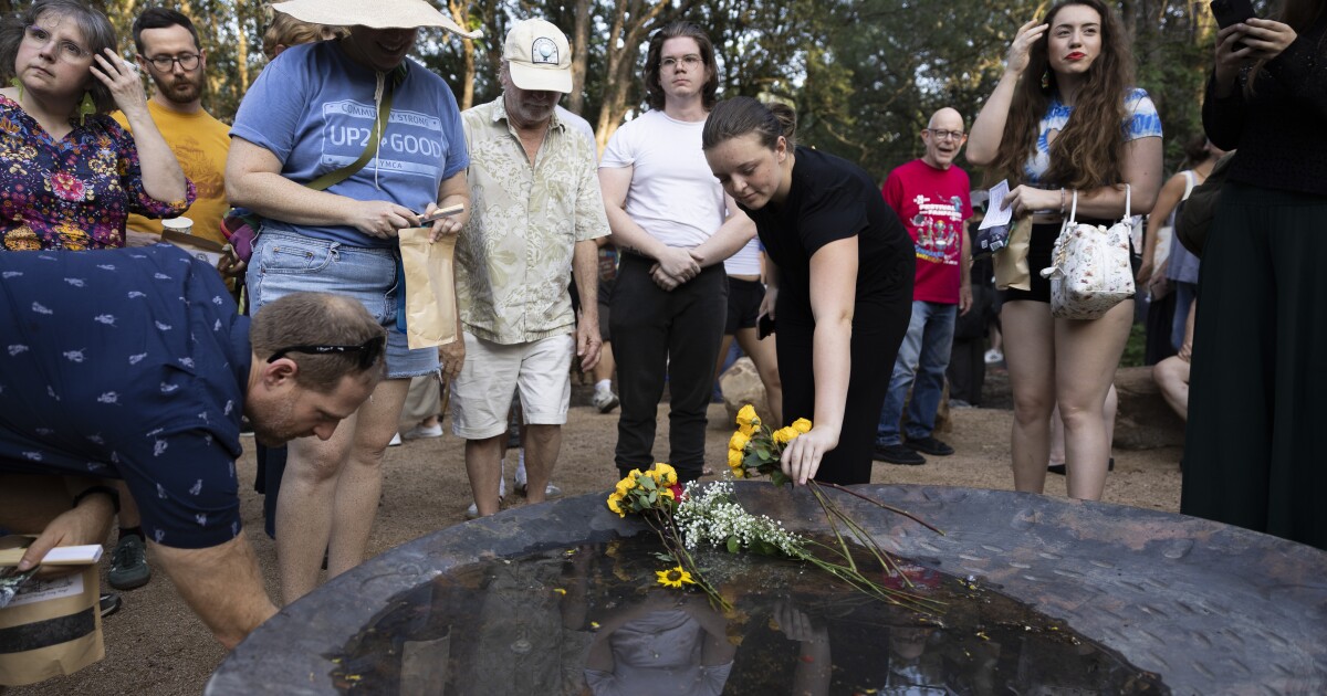 Hundreds attend memorial for Malin, Austin's giant troll