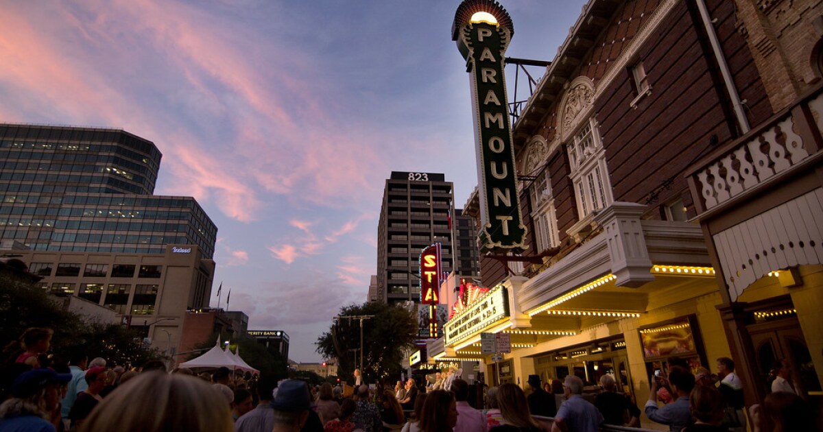 Paramount Theatre hosts free event before closing for renovations