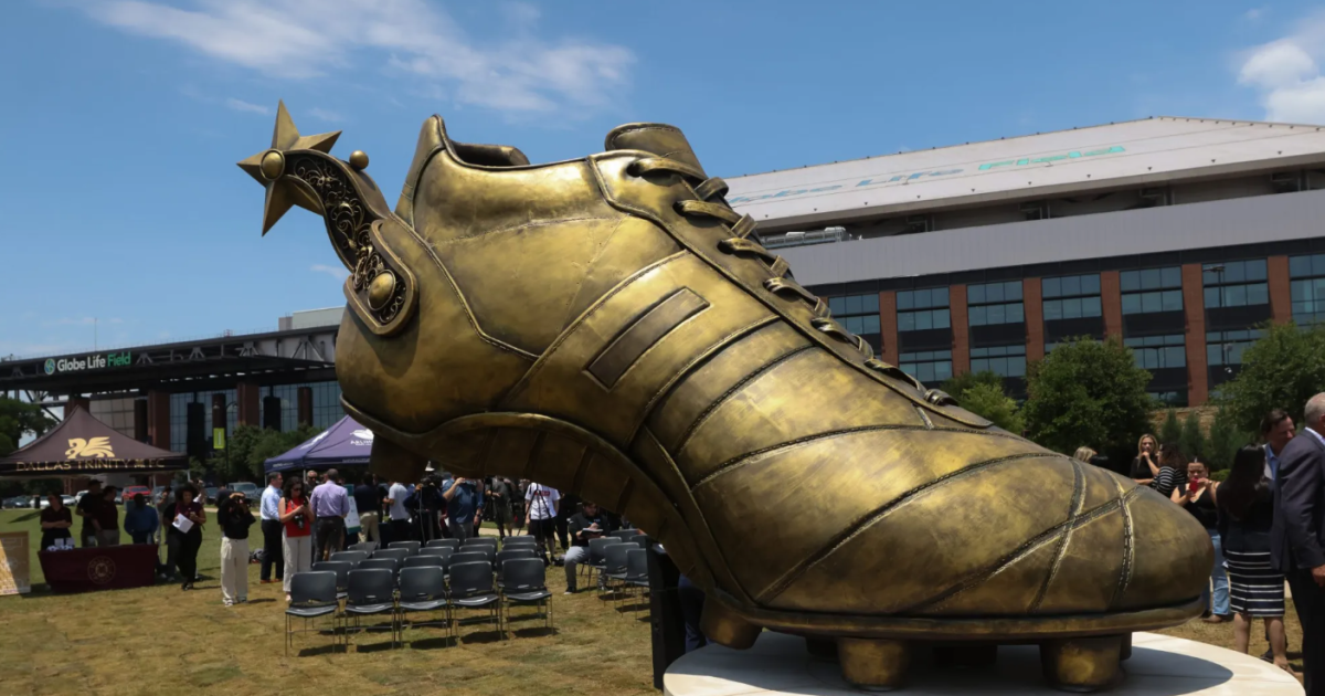 Texas-sized Golden Boot statue kicks off countdown to World Cup in Arlington