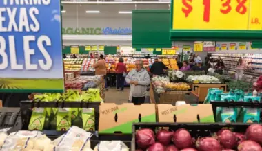 H-E-B shoppers peruse fresh produce April 10, 2024, at the grocer’s new store in Fort Worth. (Camilo Diaz