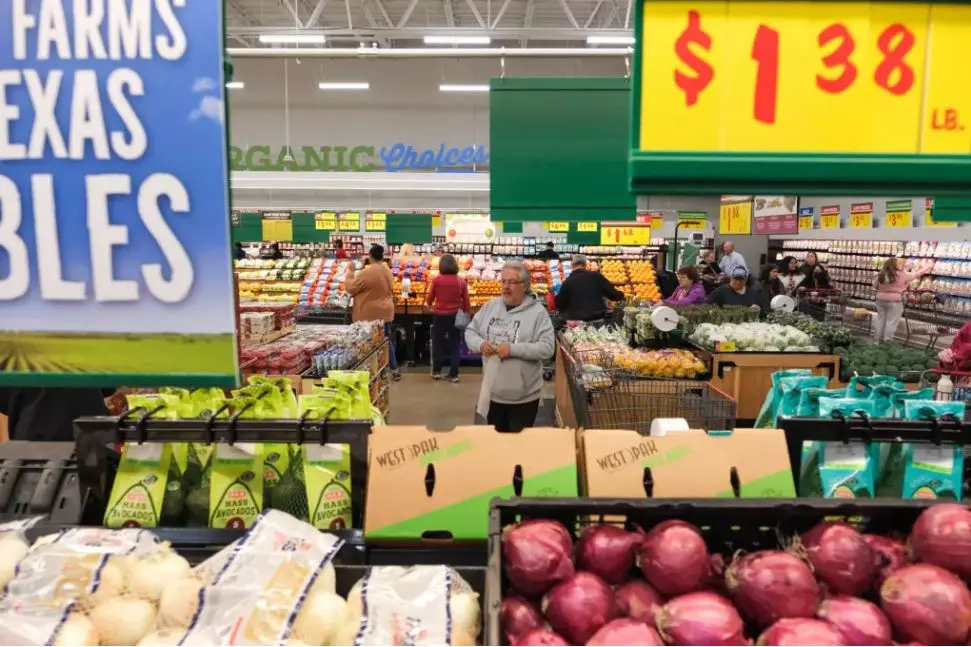 H-E-B shoppers peruse fresh produce April 10, 2024, at the grocer’s new store in Fort Worth. (Camilo Diaz