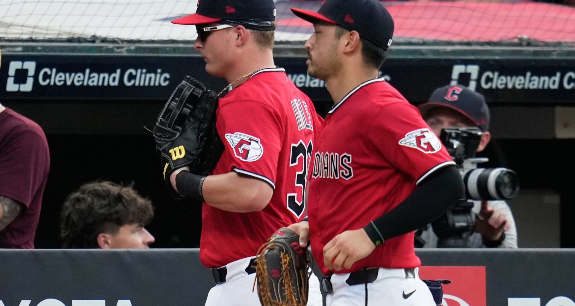 Guardians rookie OF Ingle loses track of outs, tosses ball into the stands to give Rangers lead
