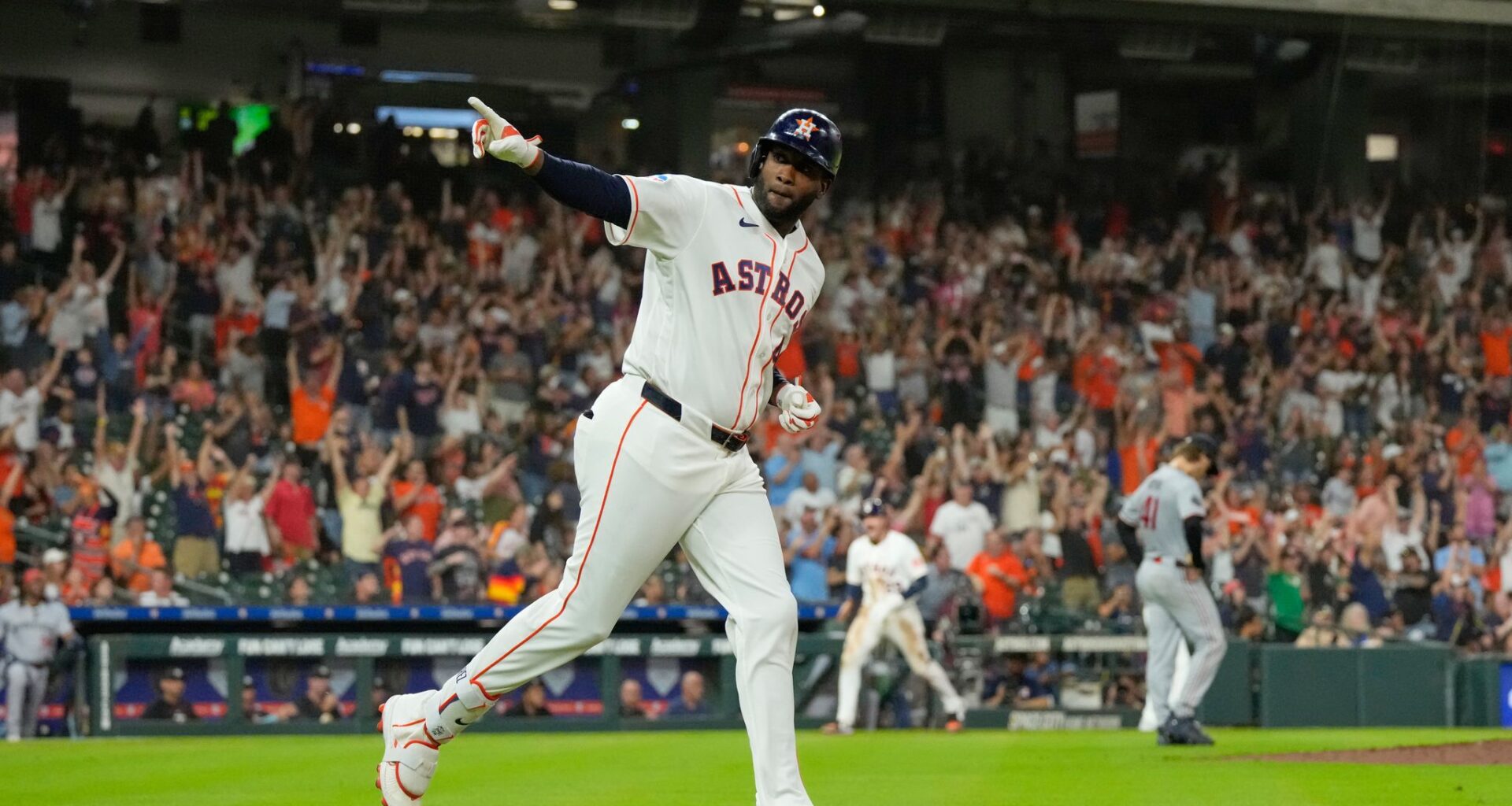 Alvarez's grand slam highlights 6-run inning as the Astros beat the Twins 6-4
