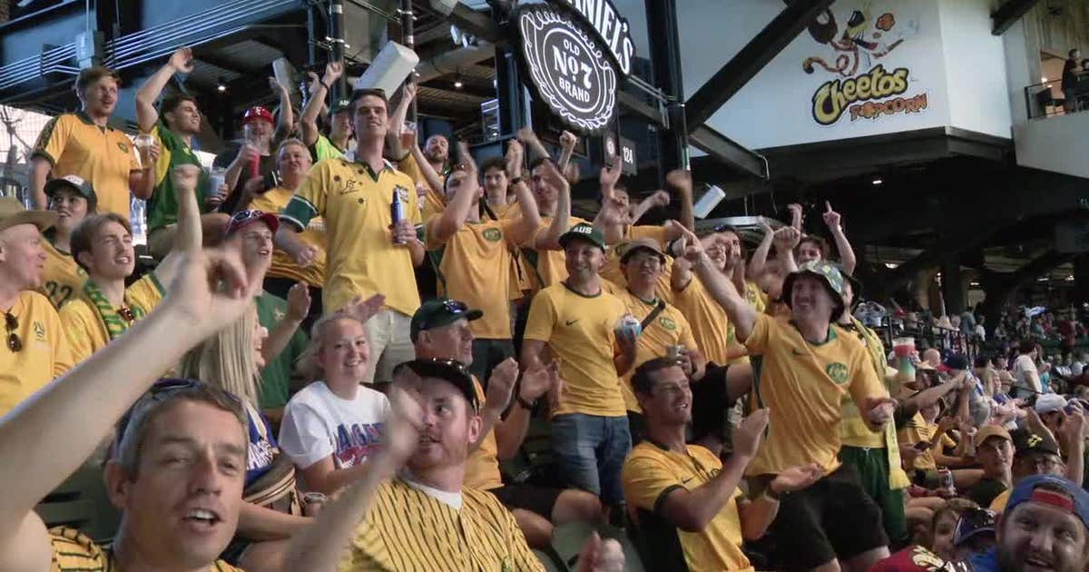 Australian soccer fan catches Texas Rangers foul ball