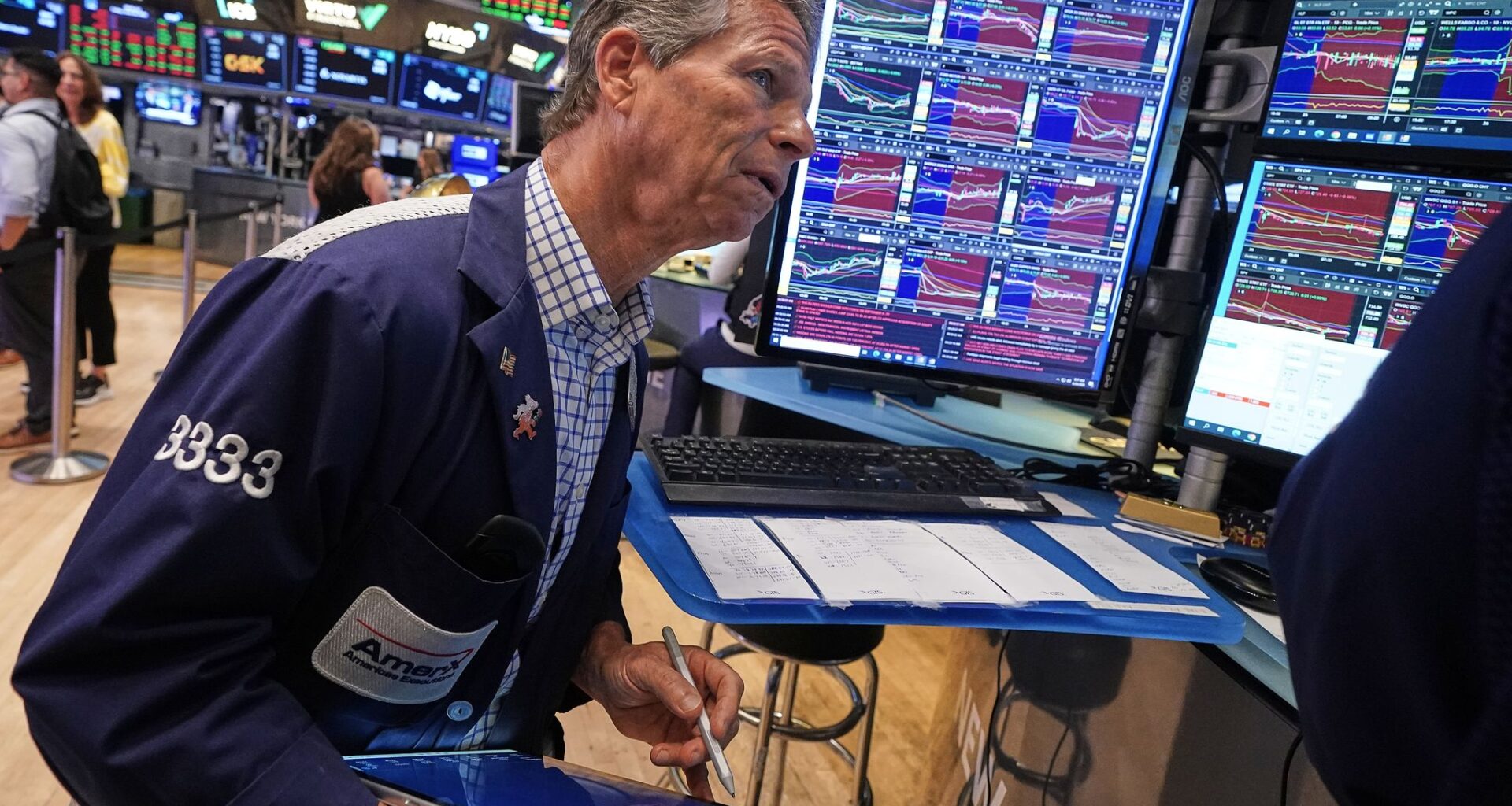 Asian shares rally after Dow hits a record, as some AI shares bounce back