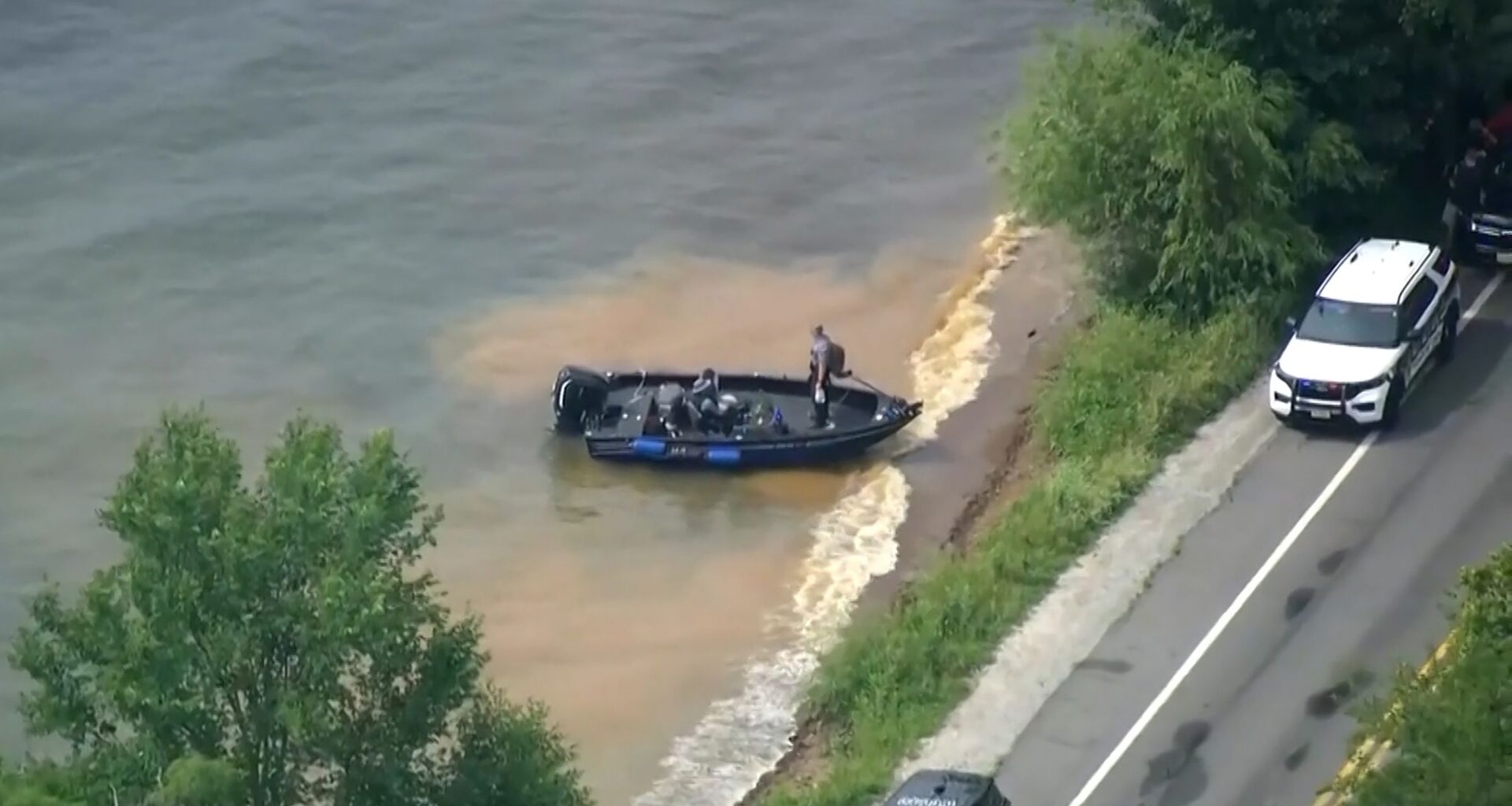 3 dead and others rescued after boat capsizes on Wisconsin lake amid storms
