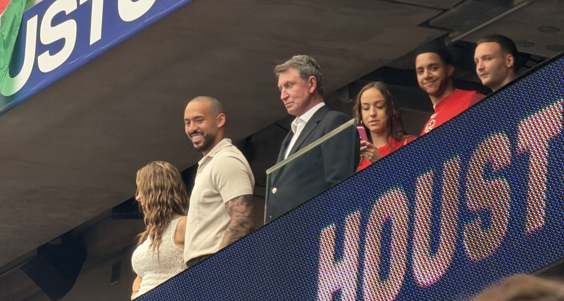 Astros' Pena, Correa hang with Wayne Gretzky at World Cup match
