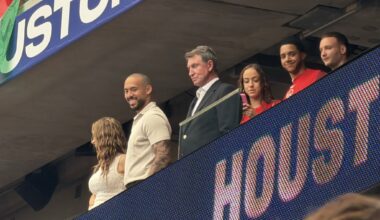 Astros' Pena, Correa hang with Wayne Gretzky at World Cup match
