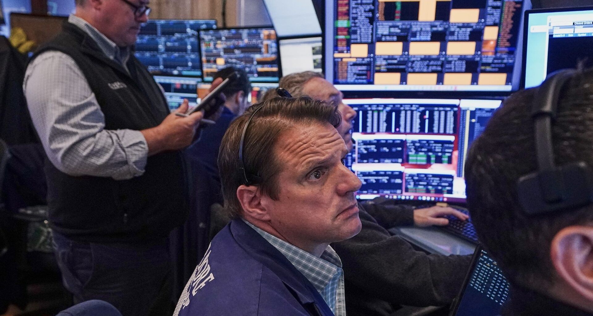 Rebounds for AI stocks help support Wall Street and keep the market mixed