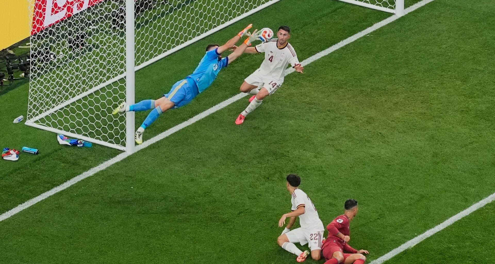 Spain sets World Cup record with 6th clean sheet in a row and keeper Simón extends scoreless mark