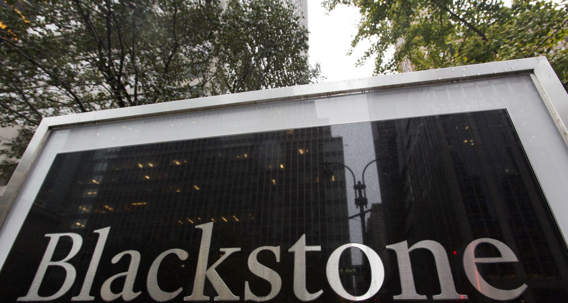 North Dallas apartment complex owned by Blackstone up for auction