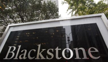 North Dallas apartment complex owned by Blackstone up for auction