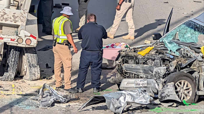 Driver dies after Interstate 35 crash involving 18-wheeler, SAPD says