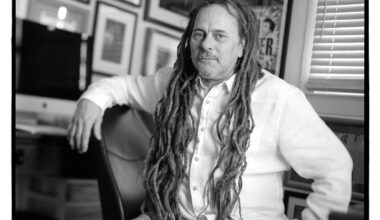 Edie Brickell honors Dallas music promoter Jeff Liles with bust