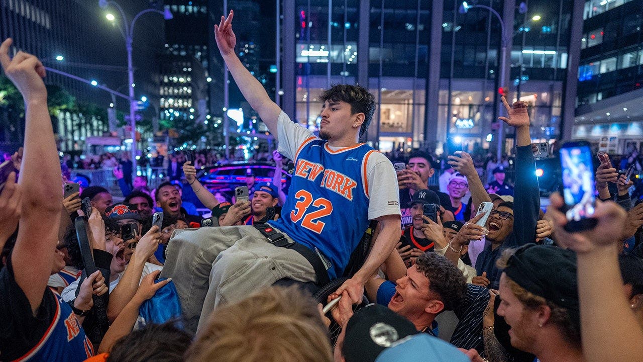 Knicks fans would save money flying to San Antonio for NBA Finals games instead of buying MSG tickets