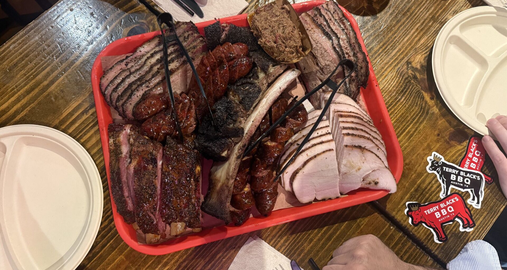 Lainey Wilson samples Texas barbecue at Windy City Smokeout