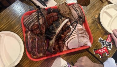 Lainey Wilson samples Texas barbecue at Windy City Smokeout