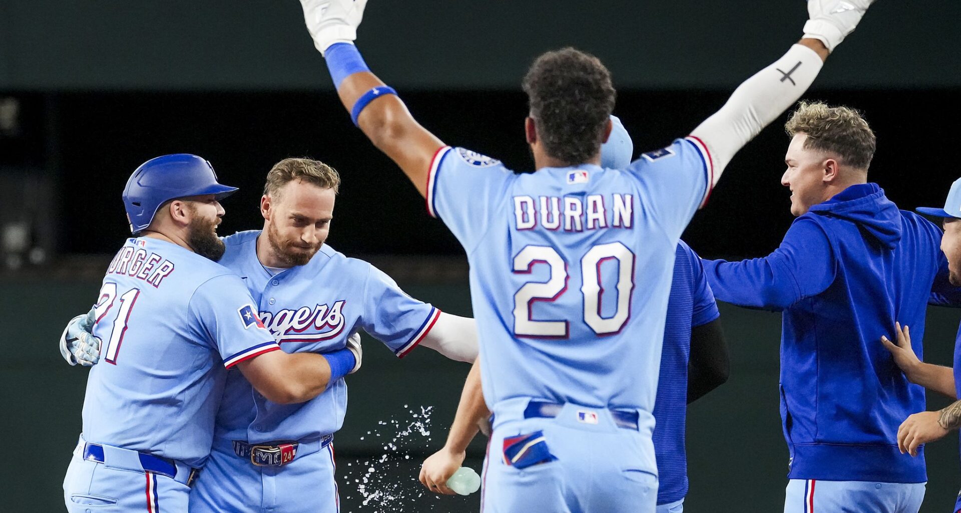 Rangers' win over Astros encapsulates Schumaker's player-led culture