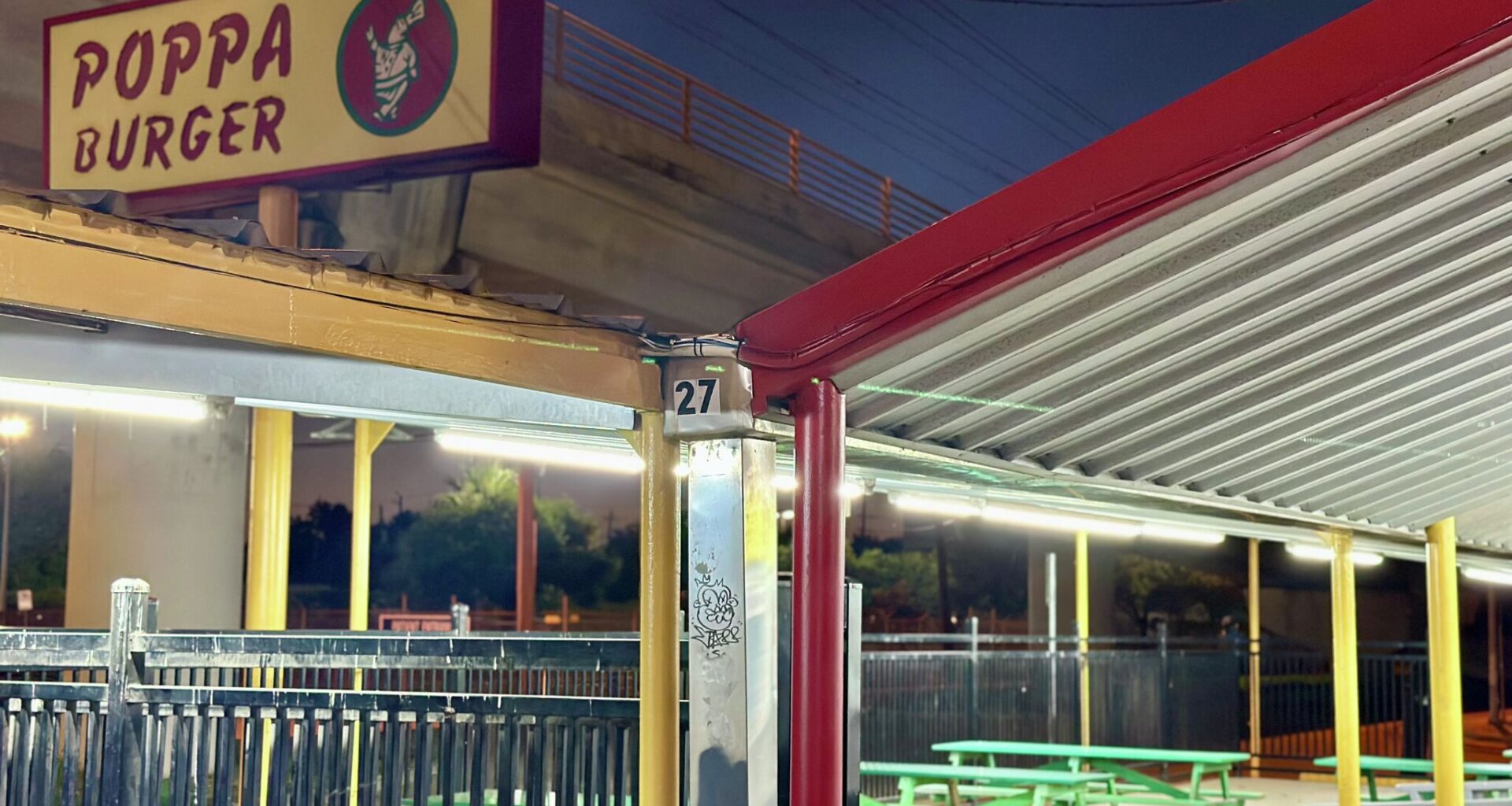 63-year-old burger stand still brings Houston crowds