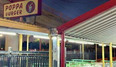 63-year-old burger stand still brings Houston crowds