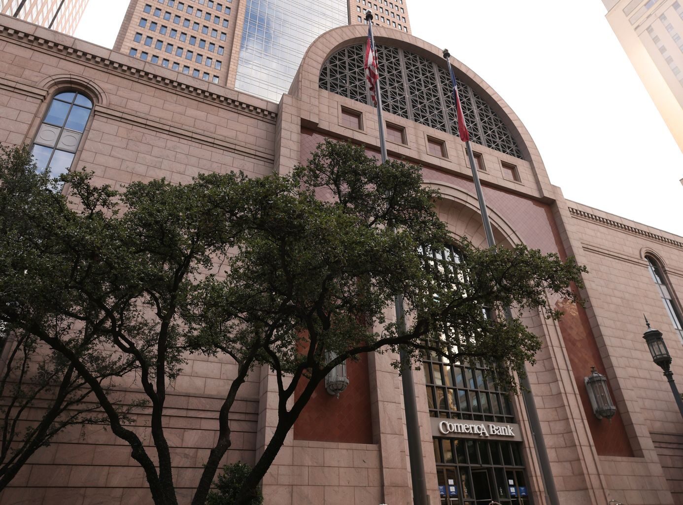 Comerica letters removed from Dallas skyscraper