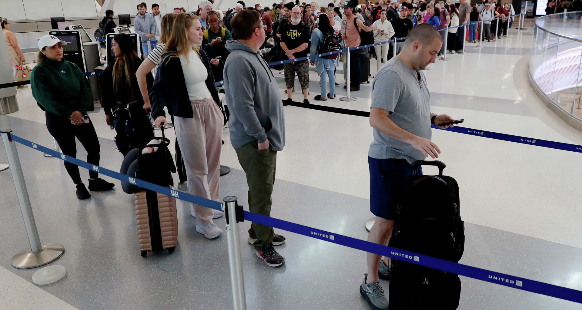 Houston airport delays averaging 45 minutes amid ground stop