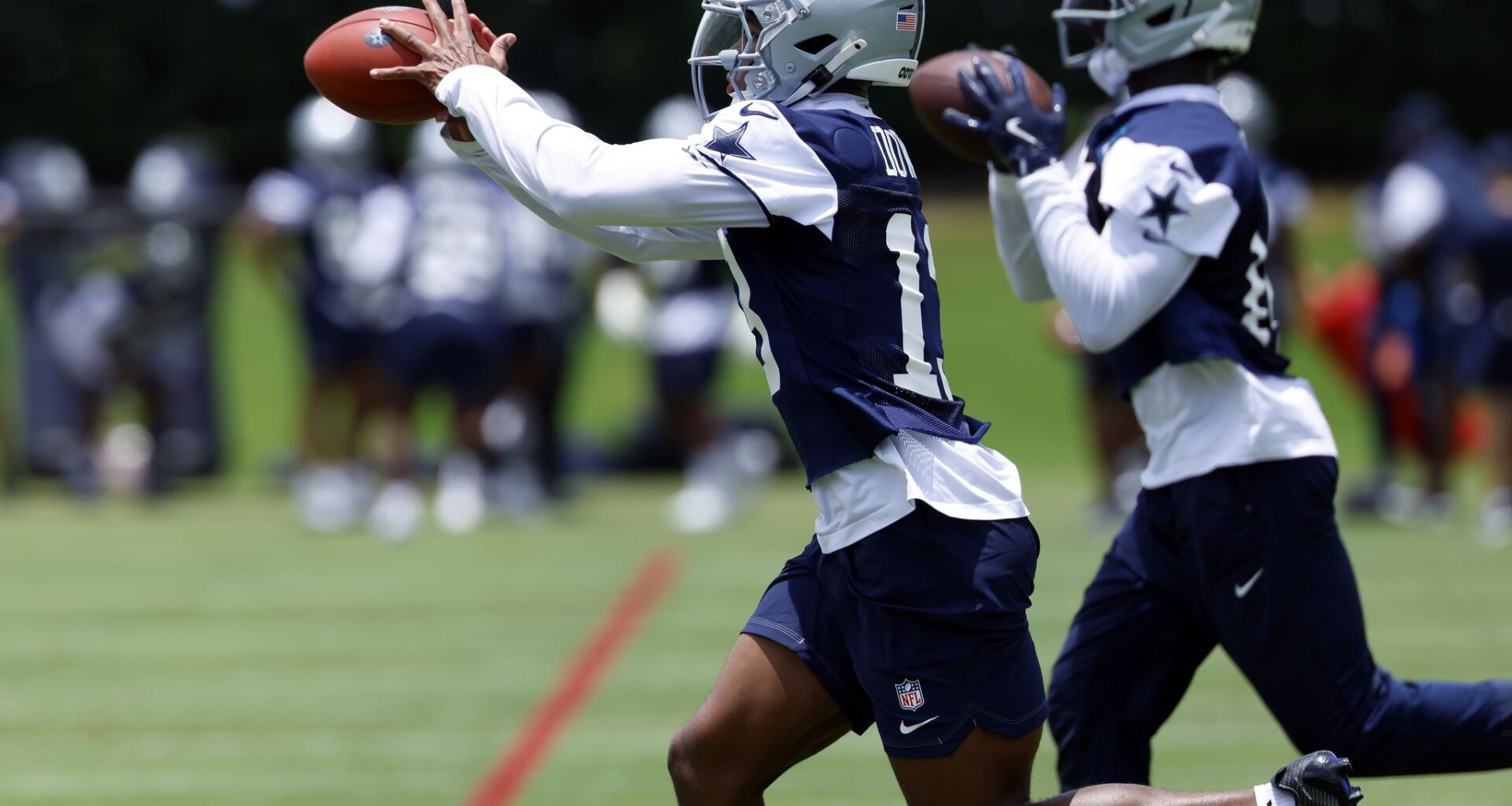 Dallas Cowboys tight end Luke Schoonmaker (86) pulls down a touchdown pass during a red zone play at training camp practice in Oxnard, Calif., Aug. 13, 2025.