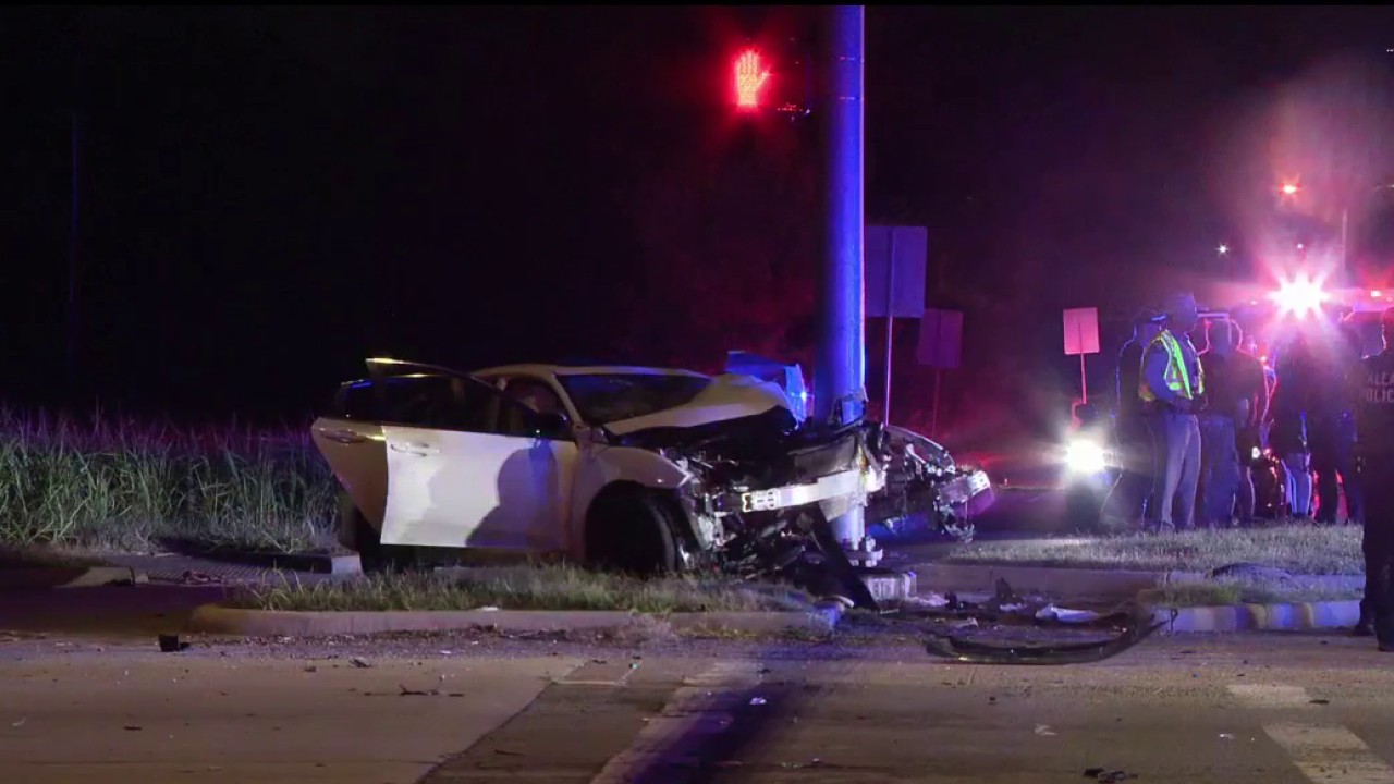 Five teens injured after crashing carjacked vehicle during Dallas police chase