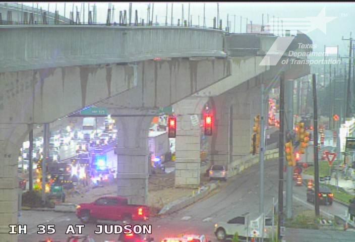 Crashes spark delays for San Antonio drivers amid flooding