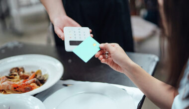 Paying cash? Why some Texas restaurants still charge credit fee.