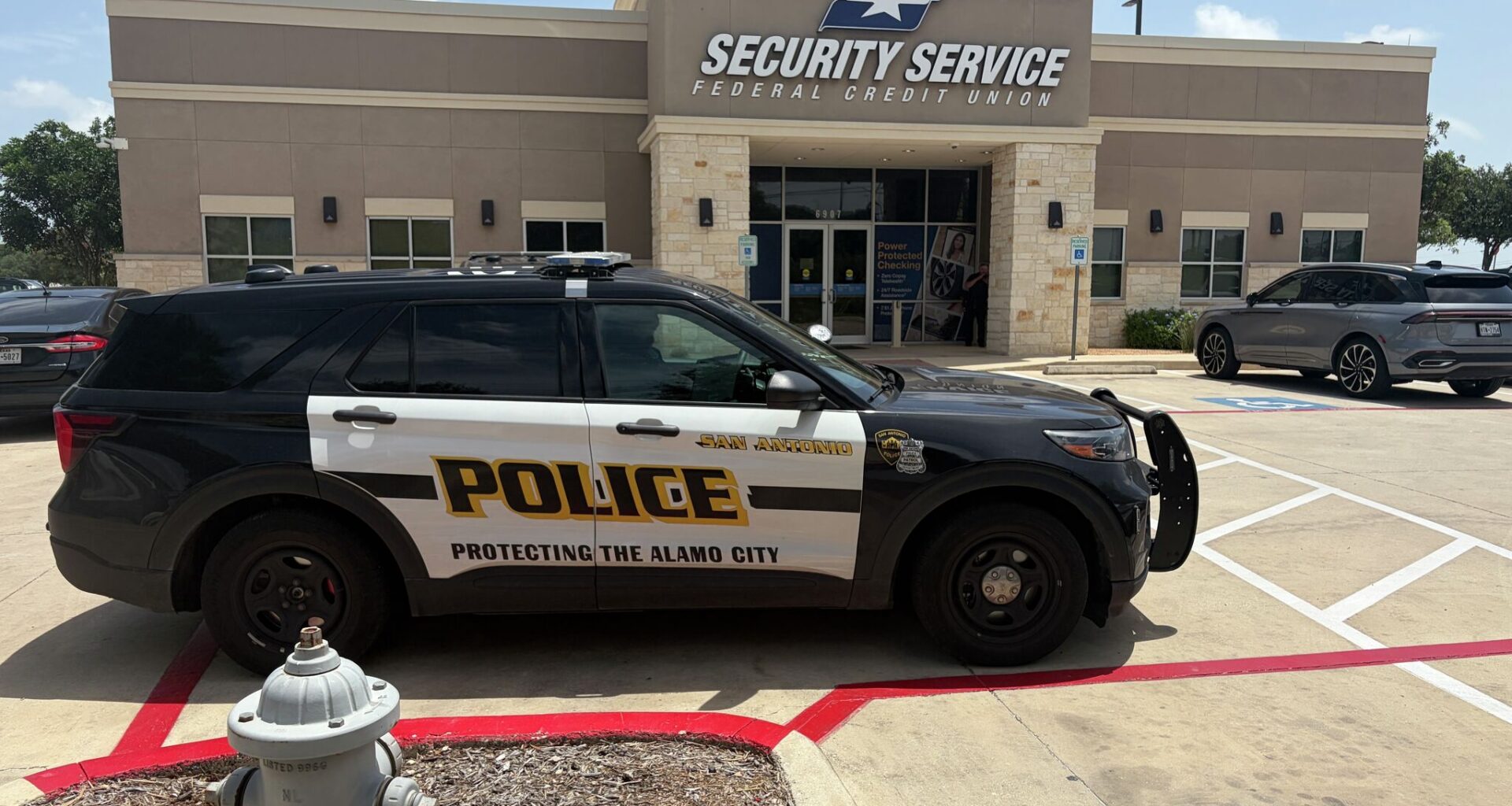 SAPD: Armed robbers steal cash from San Antonio credit union