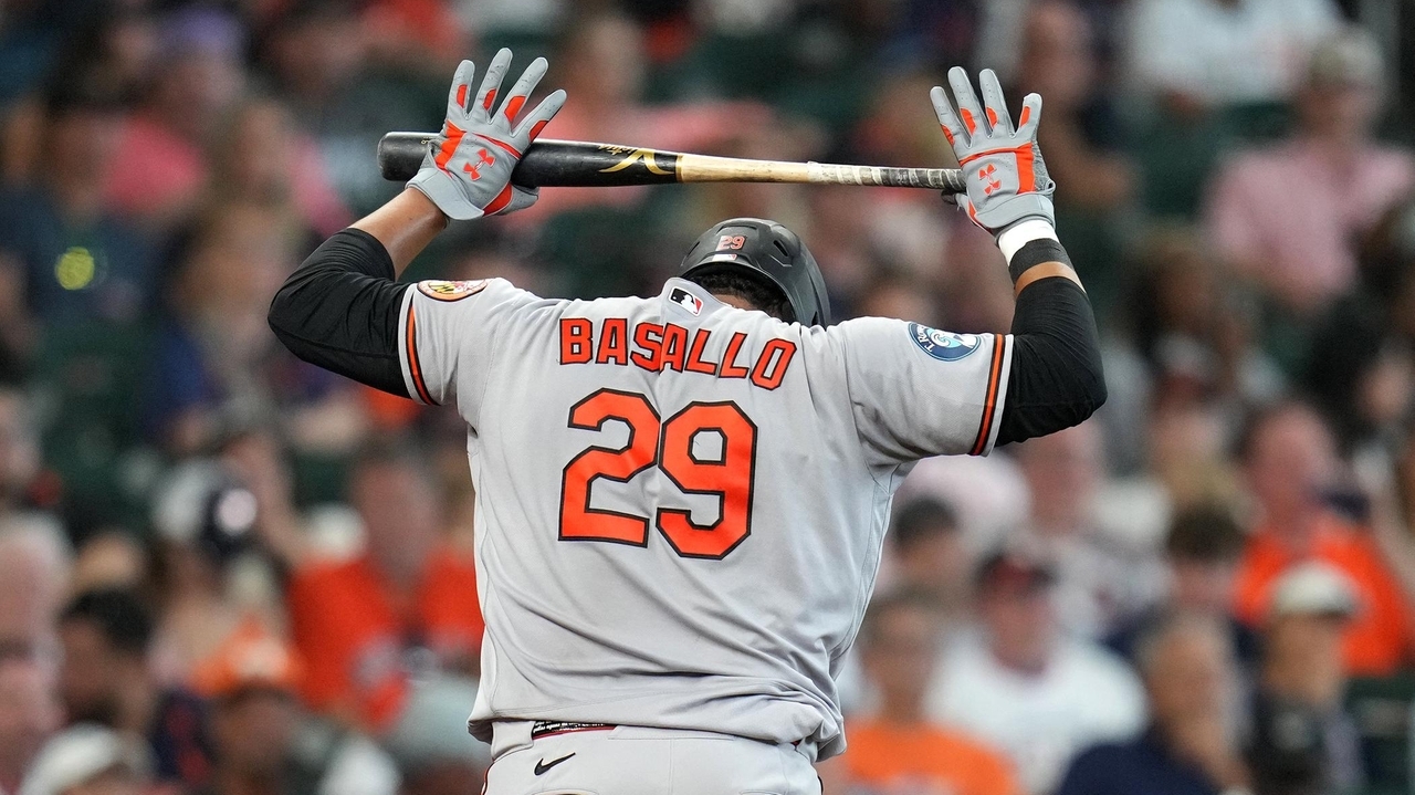 Orioles catcher Samuel Basallo exits game in Houston with shoulder discomfort