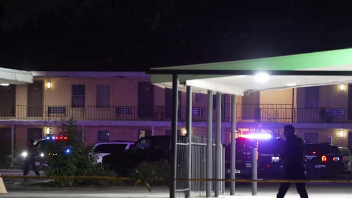 Maintenance worker shot after confronting group outside southeast Houston apartment complex