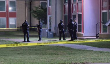 1 hurt, suspects on the run following Dallas shooting