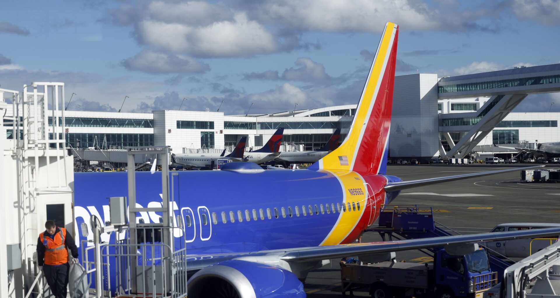 American, Southwest cancel 400 flights as storms hit Northeast