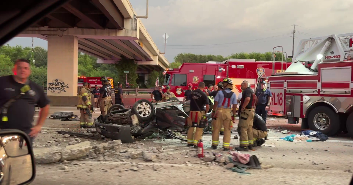 Houston crash: Vehicle falls from HOV lane onto Southwest Freeway, roadway closed