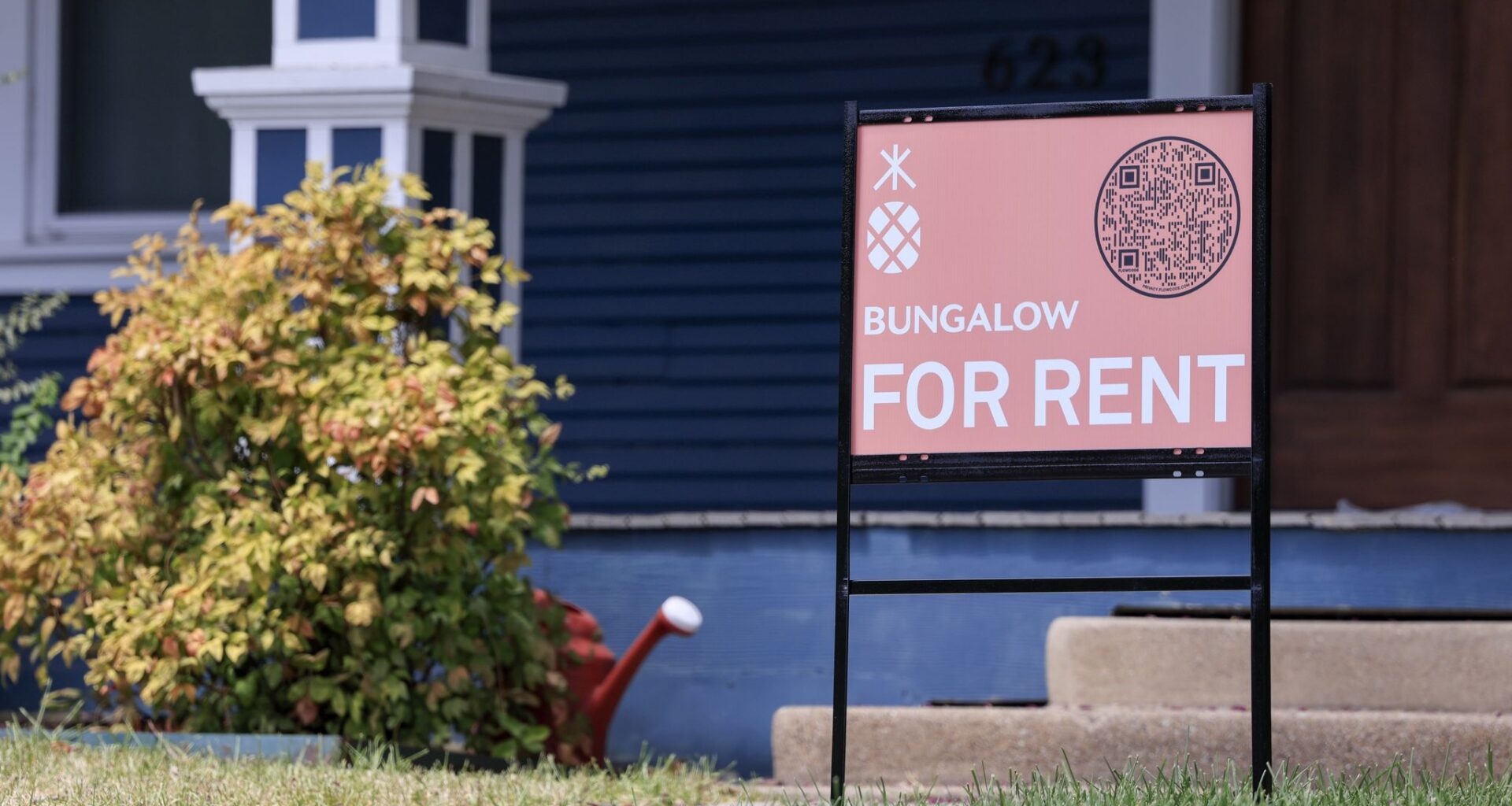 A sign advertises a house for rent in Dallas.
