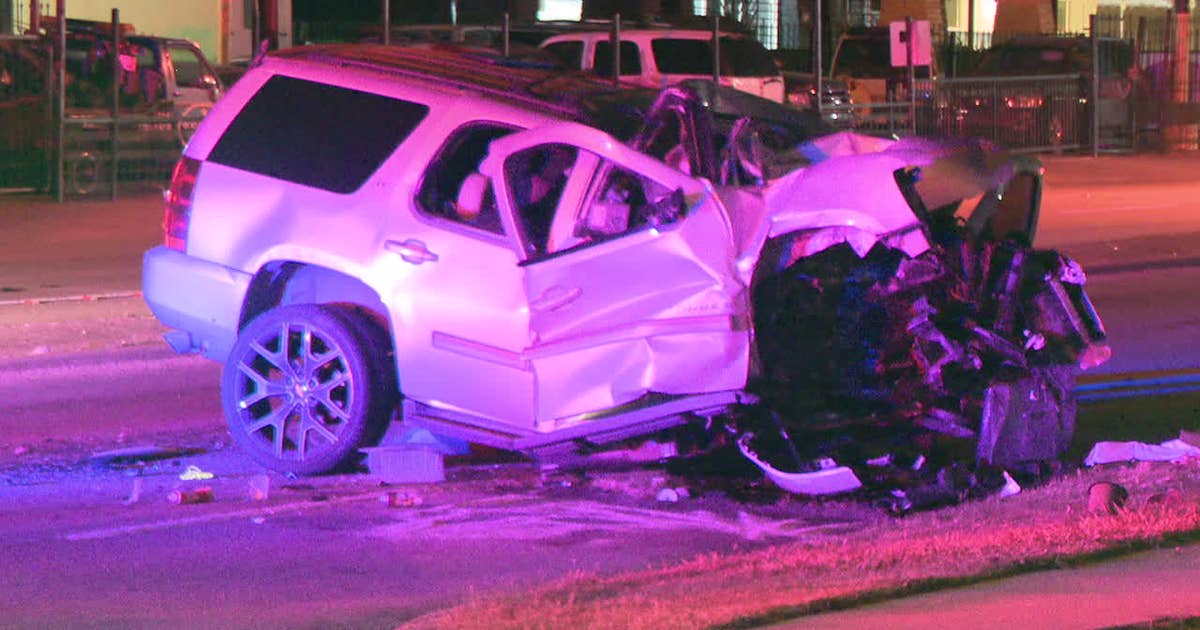1 dead in Dallas after SUV crashes into utility pole