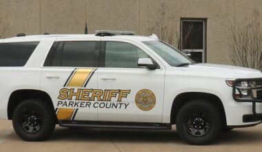 Texas woman accused of posing as police officer to rob 86-year-old man