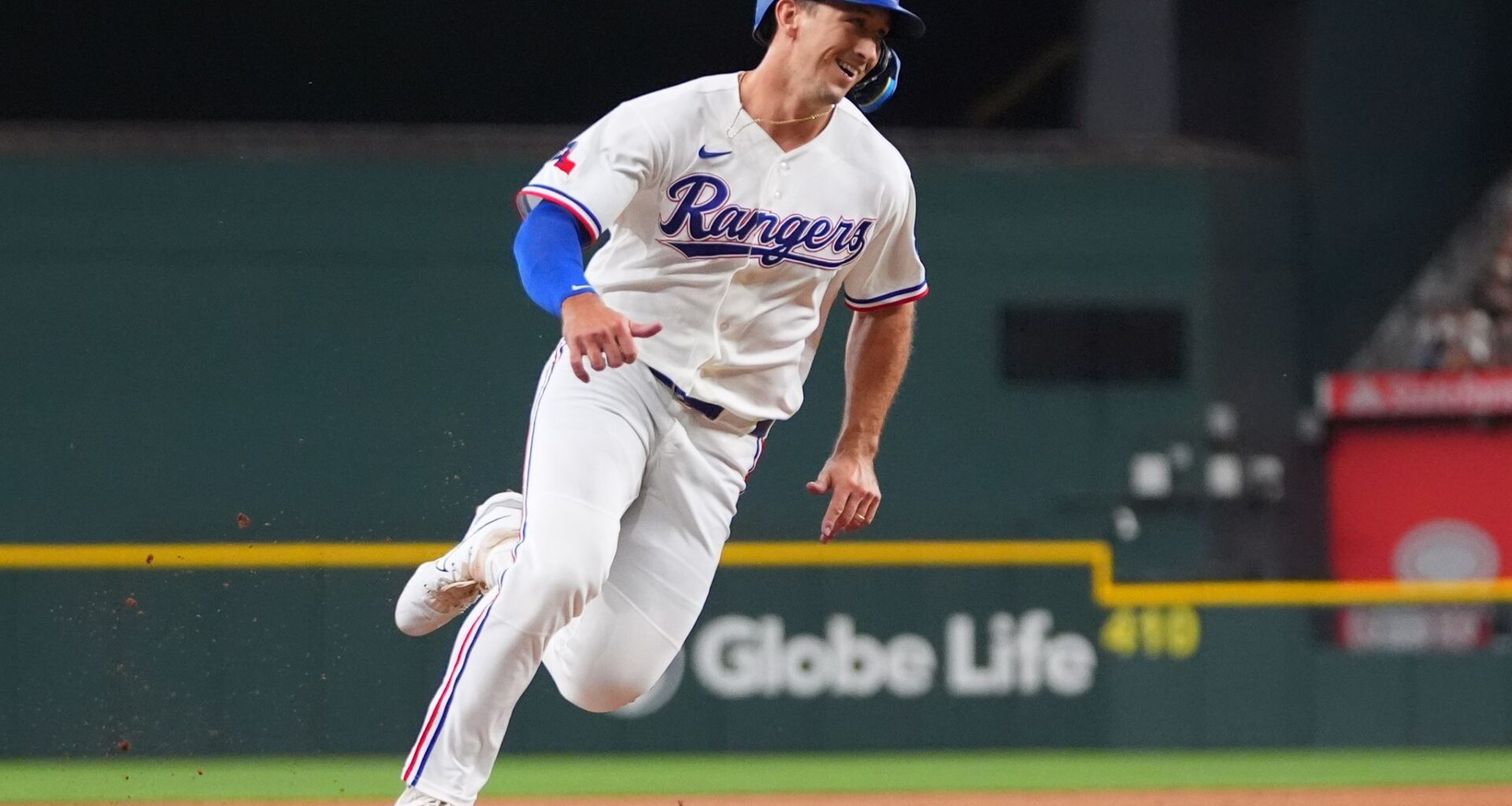 Nathan Eovaldi strikes out 8 as the Rangers beat the Mariners 7-1