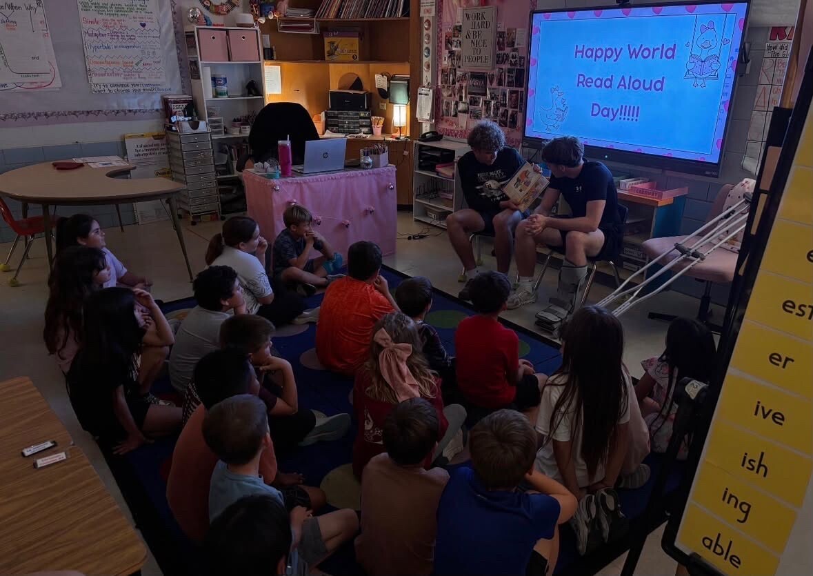 Flour Bluff's Ransom Watson reading to kids