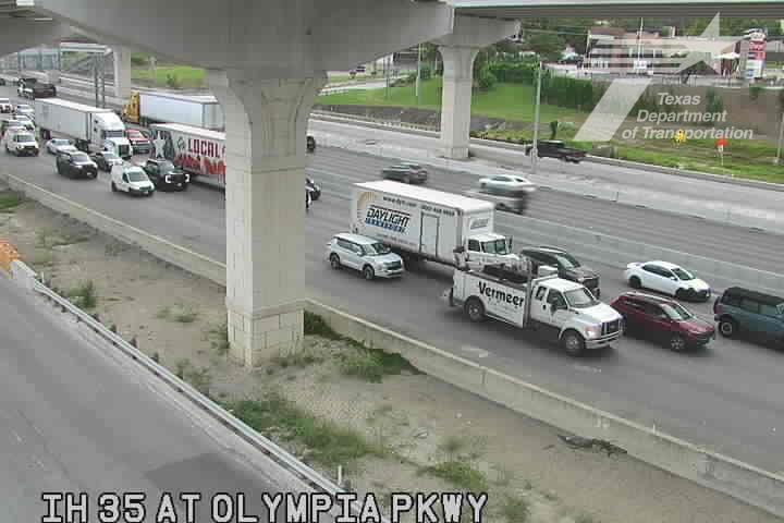 Major crash sparks delays on I-35 in San Antonio