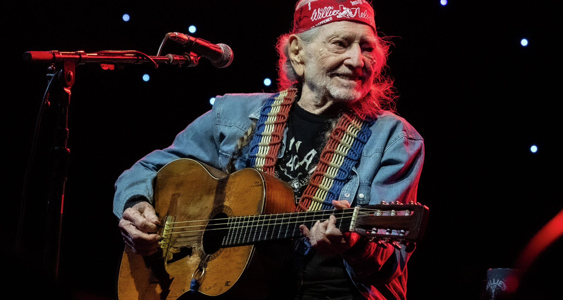 Willie Nelson urges Texans to resist 'invading' data centers