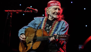Willie Nelson urges Texans to resist 'invading' data centers