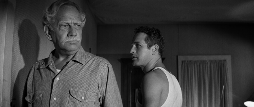 Homer (Melvyn Douglas) and Hud (Paul Newman) confront one another.